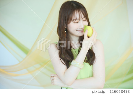 レモンを持った夏の女性ポートレート レモンを持った夏の女性ポートレート 116058458