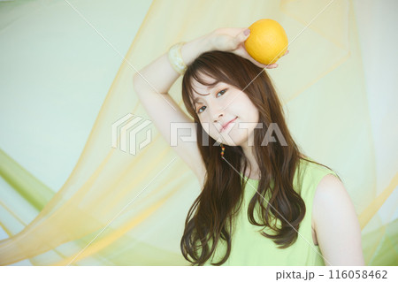 オレンジを持った夏の女性ポートレート 116058462