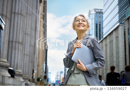 ノートパソコンを持ったシニアのビジネスウーマン 116059027
