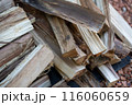 乱雑に置かれた薪1 116060659