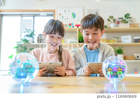 球体ロボットで遊びながらSTEAMを学ぶ小学校高学年の男女_3 116060669