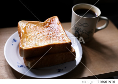 焼いたトーストとホットコーヒー 焼いたトーストとホットコーヒー 116061916