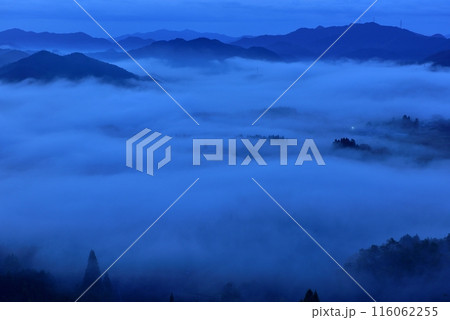宝山公園展望台からの夜久野高原の雲海 宝山公園展望台からの夜久野高原の雲海 116062255