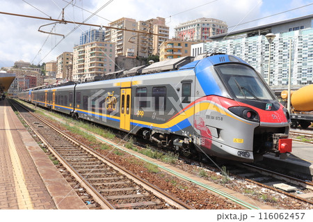 ジェノバ中央駅 ブリニョーレ駅 近郊型電車 ジェノバ イタリア ジェノバ中央駅 ブリニョーレ駅 近郊型電車 ジェノバ イタリア 116062457