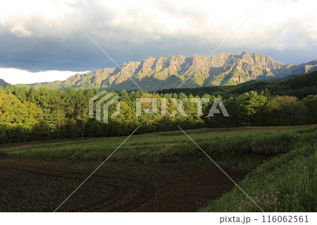 ゴツゴツとした岩肌の戸隠連峰の初夏 ゴツゴツとした岩肌の戸隠連峰の初夏 116062561