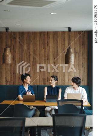 ミーティングをするIT企業の若いビジネスマン ミーティングをするIT企業の若いビジネスマン 116062570