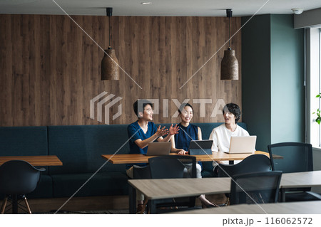 ミーティングをするIT企業の若いビジネスマン 116062572