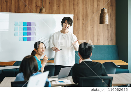 ミーティングをするIT企業の若いビジネスマン ミーティングをするIT企業の若いビジネスマン 116062636