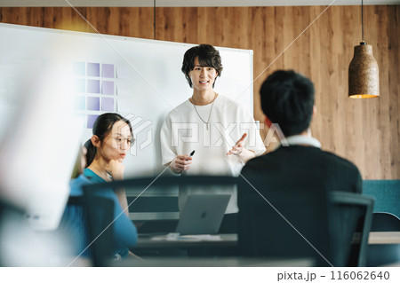 打ち合わせをするIT企業の若いビジネスマン 打ち合わせをするIT企業の若いビジネスマン 116062640