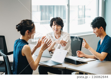 ミーティングをするIT企業の若いビジネスパーソン ミーティングをするIT企業の若いビジネスパーソン 116062644