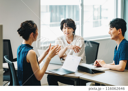 ミーティングをするIT企業の若いビジネスパーソン 116062646