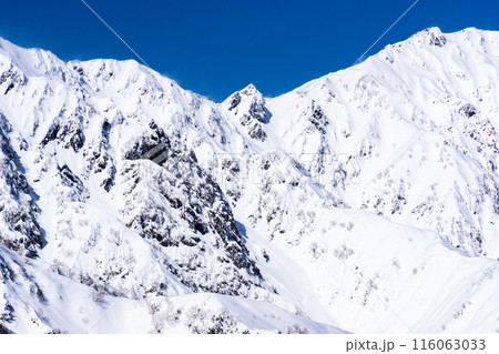長野県白馬村　北アルプスの小遠見山　雪山登山　小遠見山の山頂から見る大黒岳 116063033