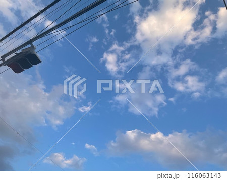 夏の青空と白い雲と電線 116063143