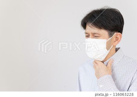 体調不良の男性　喉が痛い男性　喉痛 116063228