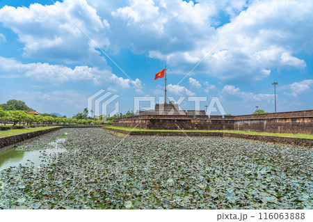 ベトナム最後の王朝の栄華を残す王宮の世界遺産フエの堀とハス 116063888
