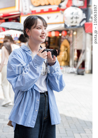繫華街で趣味の写真撮影を楽しむ若くて可愛い女性イメージ|女性カメラマンイメージ 繫華街で趣味の写真撮影を楽しむ若くて可愛い女性イメージ|女性カメラマンイメージ 116063897
