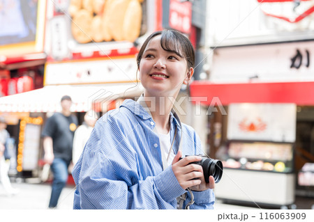 繫華街で趣味の写真撮影を楽しむ若くて可愛い女性イメージ|女性カメラマンイメージ 繫華街で趣味の写真撮影を楽しむ若くて可愛い女性イメージ|女性カメラマンイメージ 116063909