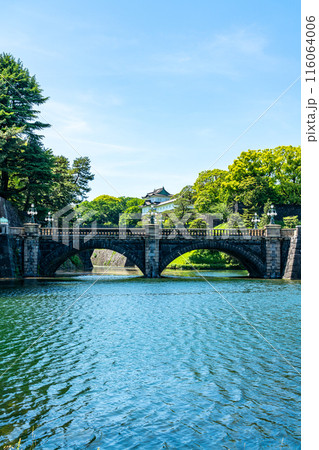 【東京都】新緑が綺麗な皇居内にある二重橋 116064006