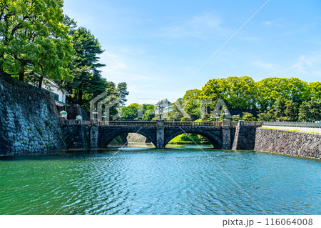 【東京都】新緑が綺麗な皇居内にある二重橋 116064008