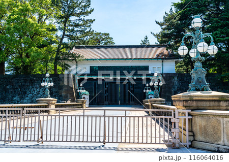 【東京都】重厚な雰囲気のある皇居外苑の二重橋 116064016