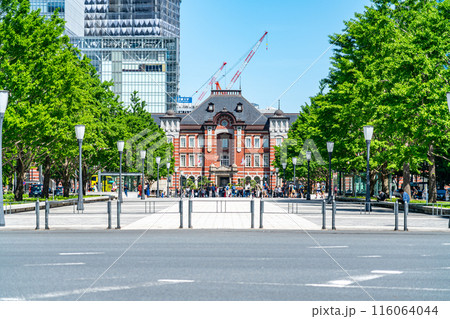 【東京都】新緑が綺麗な再開発が進む東京駅 116064044