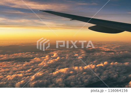 飛行機から見た静かな夕焼け 飛行機から見た静かな夕焼け 116064156