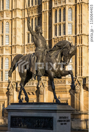 Statue of Richard 1 in London, United Kingdom Statue of Richard 1 in London, United Kingdom 116064403