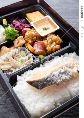 おいしい焼鮭の幕の内弁当 116064441