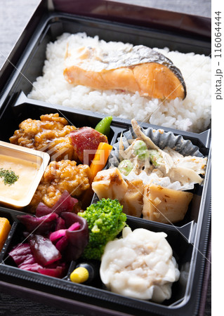 おいしい焼鮭の幕の内弁当 116064444