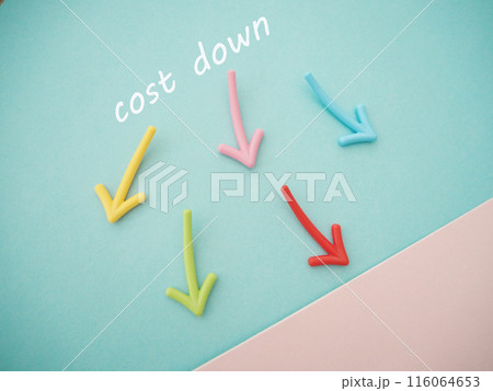 下降する複数の矢印とコストダウンcost downの文字 116064653
