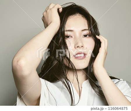 白バックの若い女性 116064875