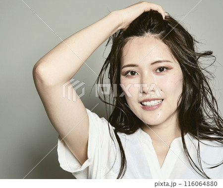 白バックの若い女性 116064880