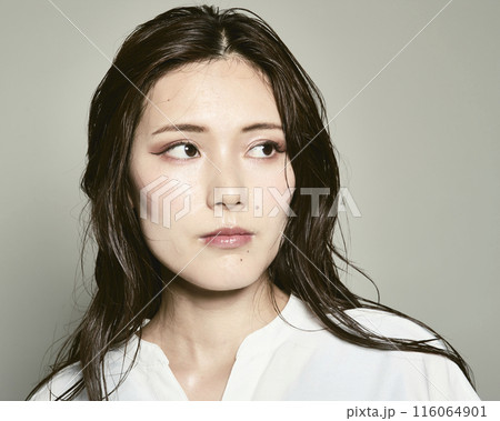白バックの若い女性 白バックの若い女性 116064901