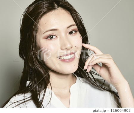 白バックの若い女性 白バックの若い女性 116064905