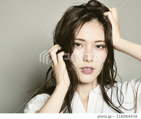 白バックの若い女性 116064916