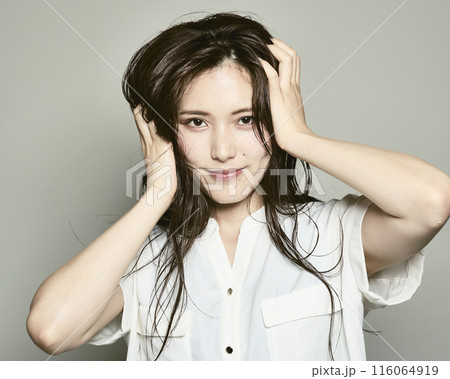 白バックの若い女性 116064919
