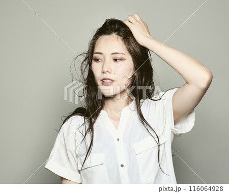 白バックの若い女性 116064928