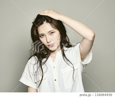 白バックの若い女性 白バックの若い女性 116064930