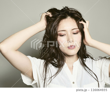 白バックの若い女性 白バックの若い女性 116064935