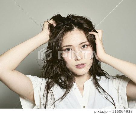 白バックの若い女性 白バックの若い女性 116064938