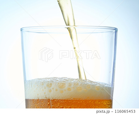 グラスに注がれるビールのクローズアップ グラスに注がれるビールのクローズアップ 116065453