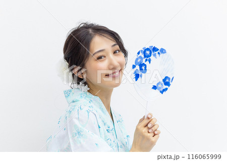 浴衣姿の若い女性　白バック 116065999