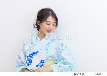浴衣姿の若い女性 白バック 浴衣姿の若い女性 白バック 116066000