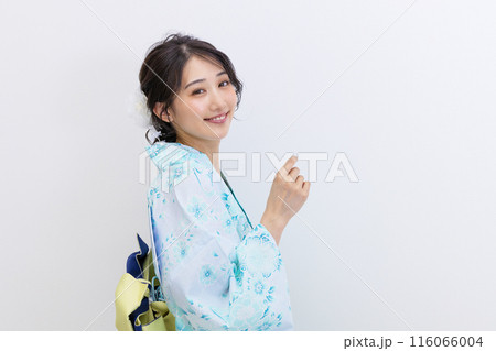浴衣姿の若い女性　白バック 116066004
