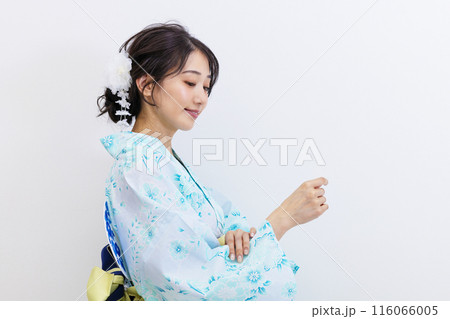 浴衣姿の若い女性　白バック 116066005