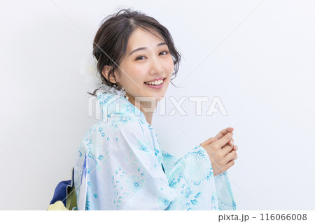 浴衣姿の若い女性　白バック 116066008