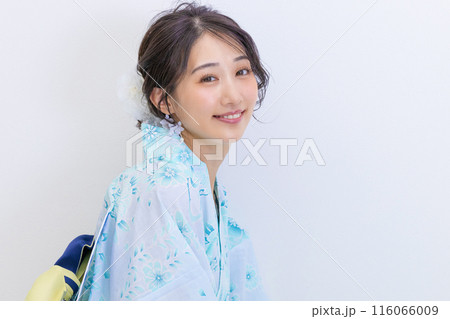 浴衣姿の若い女性　白バック 116066009