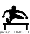ハードル走　男性陸上選手　シルエット 116066111