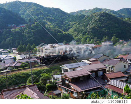 津和野の町をバックに走るSLやまぐち号 116066112