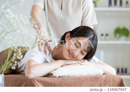 マッサージを受ける若い女性 116067047